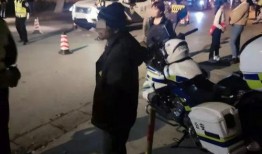 爆料马路要钱大叔视频是真的吗,真相揭秘，网络热议事件背后的真相